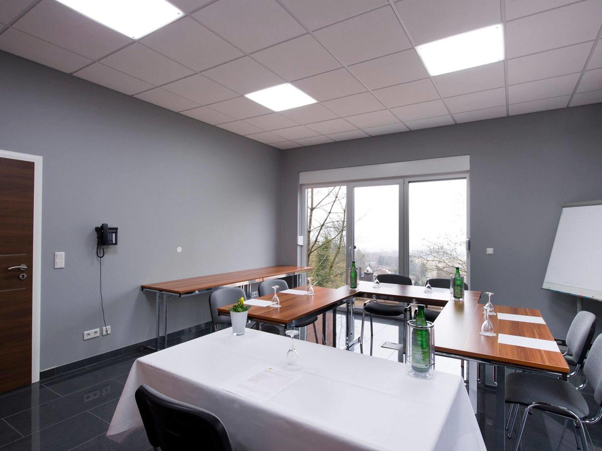 Design-Konferenzhotel & Restaurant Steinernes Schweinchen Kassel Buitenkant foto